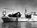 P5m поднимают на палубу USS Salisbury Sound с помощью палубного крана корабля, 8 июля 1953 года