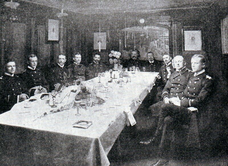 Файл:10-German-nval-officers-at-dinner.jpg