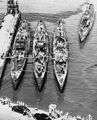 У стенки причала слева направо: Flying Fish (SS-229), Spadefish (SS-411), Bowfin (SS-287), швартуется Tinosa (SS-283), июль 1945.