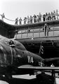 Команда USS Boxer радостно встречает совершивших первую посадку на палубу авианосца командира эскадрильи Эвана Ауранда и его заместитель Роберта Элдера, 10 марта 1948 год.