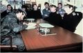 Командир гарнизона капитан де корбета Альфредо Астиц подписывает Акт о капитуляции в кают-компании фрегата «Плимут»