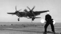 De Havilland Sea Hornet F.20 садится на авианосец HMS Indomitable