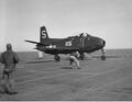 North American FJ-1 Fury из состава VF-5A Screaming Eagles готовится к взлету с палубы авианосца USS Boxer при помощи катапульты, 1948 год.