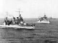 USS Astoria (слева) выполняет маневры вместе с USS Indianapolis, USS San Francisco, USS New Orleans
