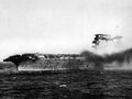 USS Lexington тонет