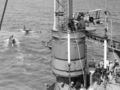 Лодка с крейсера USS Astoria направляется к самолету SBD-3, что бы спасти пилота. Самолет был назначен на USS Yorktown, но был вынужден сесть на воду