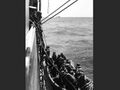 Контр-адмирал Флетчер поднимается на борт USS Astoria, покинув USS Yorktown