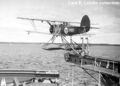 Шведский Hawker Osprey взлетает с катапульты крейсера HSWMS Gotland