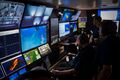 Команда RV Petrel изучает изображения с подводных камер, идентифицируя найденные обломки корабля.