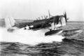 Curtiss SC-1 Seahawk взлетает с поверхности воды.