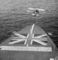 Взлет Swordfish I 824 эскадрилии с борта HMS Eagle