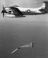 Самолет Douglas AD-4B Skyraider (BuNo 132325) с военно-морской авиабазы Чайна-Лейк, Калифорния (США), сбрасывает торпеду Mk 44.