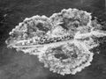 Сброс глубинных бомб за борт HMS Barrosa