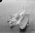 Авианосец HMS Centaur (1947) и HMS Dainty (1950) получают топливо от флотского танкера RFA Tidesurge в Ла-Манше, 28 июля 1960 года