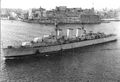 HMS Manxman в роли германского рейдера Essen на съемках фильма «Моряк короля» (Sailor of the King). Мальта, 1953 г. Хорошо видна «пробоина» под башней B.