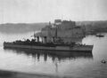 HMS Welshman, замаскированный под французский контр-миноносец, входит в Гранд-Харбор Мальты. Операция «Бовери», май 1942 г.