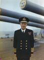 Адмирал Генри Мур на фоне орудий своего флагмана Duke of York в гавани Скапа-Флоу.