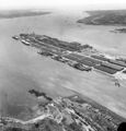 USS Alaska, USS Guam и USS Spokane (в первом справа ряду). База хранения флота, Байонн, 15 апреля 1953 г. Следующий ряд - USS North Carolina и USS Washington затем - USS Fargo и два корабля управления, крайние - авианосцы USS Enterprise и USS Franklin.