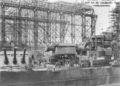 Носовые башни и надстройка крейсера USS Guam во время достройки, июль 1944 года, на верфи New York Shipbuilding в Кэмдене, штат Нью-Джерси. В это время корабль был окрашен в темно-зеленый цвет.