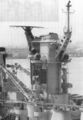 Большой крейсер USS Alaska, июнь 1944 г. Дымовая труба, вид слева. На верхушке мачты поисковый радар SG.