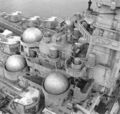 Большой крейсер USS Alaska, дальше - легкий крейсер USS Spokane или USS Fresno, в резерве «готовность». Герметичные купола купола, связаны трубопроводами с центральной осушительной установкой. Под каждым куполом находилась орудийная установка, директор или прожектор, которые требовали защиты от непогоды.