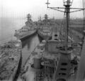 Кормовые части USS Alaska (слева) и USS Guam. Далее стоят линкоры USS Washington (слева) и USS North Carolina. Стоянка резервного флота в Байонне, Нью-Джерси, 2 февраля 1950 года.
