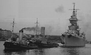 Буксировка легкого крейсера "Александр Невский"