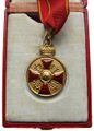 Знак отличия ордена Св. Анны для иностранцев 1911-1917 гг. в наградной коробочке. Аверс.