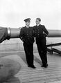 Офицеры HMS Aurora суб-лейтенант Чарльз Брент и клерк Ричард Уоллес у кормового 6-дюймового орудия.