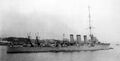 HMS Aurora вскоре после завершения постройки. В районе средней трубы 6-фнт (57-мм) зенитки, на леера 102-мм орудий натянут брезент.