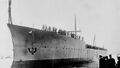 Корпус HMS Aurora после спуска на воду в Девонпорте, 30 сентября 1913 г. Крестной матерью корабля стала миссис Ламберт – супруга Первого гражданского лорда Адмиралтейства.