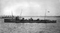 Эскадренный миноносец HMS Lurcher (тип «I»). Во время сражения в Гельголандской бухте 28 августа 1914 г. снял экипаж с тонущего германского крейсера SMS Mainz. На заднем плане виден один из крейсеров типа Aretusa.