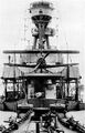 Истребитель Sopwith Pup над носовым 152-мм орудием на HMS Phaeton, 1917–1918 гг. Виден пост управления огнем и артиллерийские циферблаты на фок-мачте, а также якорные и швартовый шпили на полубаке.