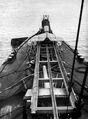 Подготовка Deperdussin к взлету на борту HMS Aurora, 30 октября 1915 г. Конструкция рампы и форма стартовых дорожек из U-образного швеллера.