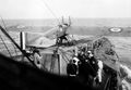 Подготовка Deperdussin к взлету на борту HMS Aurora, 4 ноября 1915 г. Конструкция рампы и форма стартовых дорожек из U-образного швеллера.