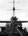 Подготовка Deperdussin к взлету на борту HMS Aurora, 4 ноября 1915 г. Конструкция рампы и форма стартовых дорожек из U-образного швеллера.