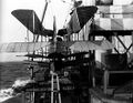 Гидросамолет Short на борту HMS Aurora, март 1915 г. Аэроплан размещается на рострах между третьей трубой и прожекторной площадкой – на месте моторного катера.