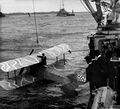Гидросамолет Sopwith Schneider (серийный номер 1557) готовится к подъему на борт HMS Undaunted, 1915–1916 гг.