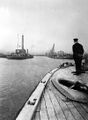 HMS Aurora входит в док. Хорошо видны палубные клюзы, киповая планка и доски настила. Леера и гюйсшток срублены.