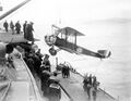 Погрузка разведчика Sopwith «1½ Strutter» на линейный крейсер HMAS Australia, 1918 г.