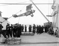 Погрузка разведчика Sopwith «1½ Strutter» на линейный крейсер HMAS Australia, 1918 г.