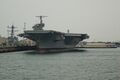 Авианосец ВМС США у причала военно-морской базы Норфолк.