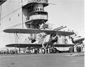 Martin BM-1 взлетает с палубы авианосца USS Lexington.