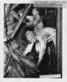 Разгрузка снарядов артиллерийского погреба линкора USS Oklahoma после его поднятия.