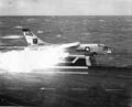 Загоревшийся F-8, после посадки на авианосце. 1961 год