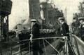 Командующий базы в порту Портсмута, адмирал Creazy, входит на борт ORP Burza, 1955 г.