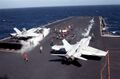Истребители-бомбардировщики F/A-18 Hornet готовятся к взлёту с носовых катапульт Coral Sea, 1989 год