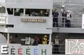 Командир быстроходного корабля боевого обеспечения USS Rainier (AOE 7) капитан Клэй Пинсон показывает два больших пальца в знак одобрения хорошо выполненной работы во время операции по дозаправке в море