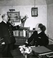 Командующий береговой флотилией контр-адмирал Эрик аф Клинт в своей каюте на флагманском корабле, крейсере HSwMS Tre Kronor.
