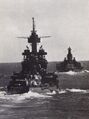 USS Maryland (BB-46) следует за USS Tennessee (BB-43) в середине Тихого океана, ноябрь 1943 года.